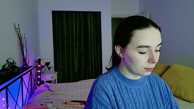 Snapshot of Di_na_Bell chatting on 10/25/25, 05:28 Di na Bell online show from 10/25/25, 05:28