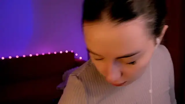 Snapshot of Di_na_Bell chatting on 10/08/25, 05:42 Di na Bell online show from 10/08/25, 05:42