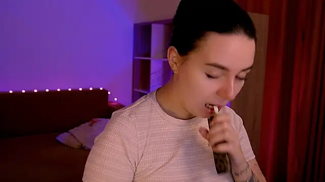 Snapshot of Di_na_Bell chatting on 09/16/25, 05:52 Di na Bell online show from 09/16/25, 05:52