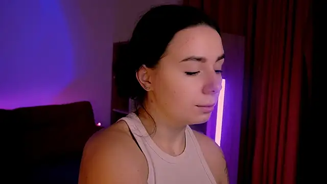 Snapshot of Di_na_Bell chatting on 09/10/25, 05:50 Di na Bell online show from 09/10/25, 05:50