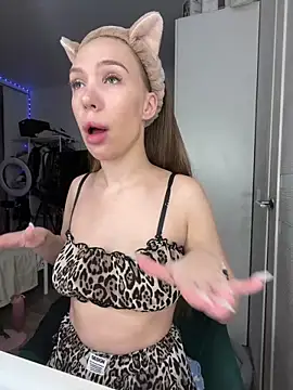 Snapshot of AlysonHuxley_ chatting on 02/04/26, 12:27 AlysonHuxley online show from 02/04/26, 12:27