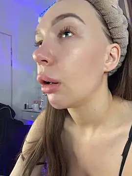 Snapshot of AlysonHuxley_ chatting on 02/18/26, 03:59 AlysonHuxley online show from 02/18/26, 03:59