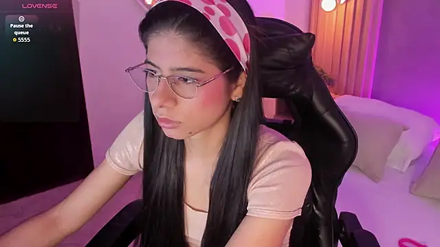 Snapshot of carlina_15 chatting on 06/04/26, 12:32 carlina 15 online show from 06/04/26, 12:32