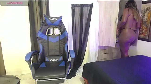 MONIQUE-LAMOUR online show from 10/28/25, 04:24