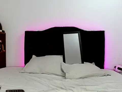 Snapshot of x_isabella_x chatting on 11/07/25, 01:43 x isabella x online show from 11/07/25, 01:43