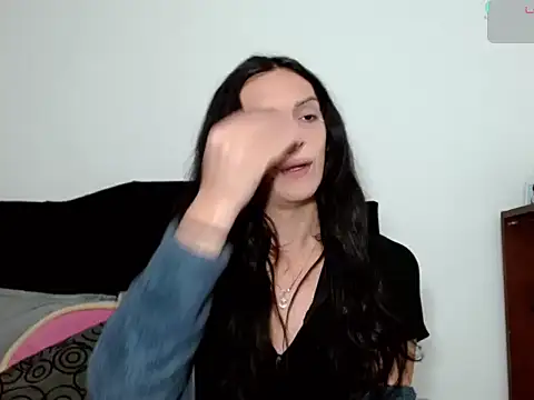 Snapshot of x_isabella_x chatting on 12/04/25, 03:33 x isabella x online show from 12/04/25, 03:33