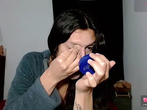 Snapshot of x_isabella_x chatting on 12/18/25, 11:03 x isabella x online show from 12/18/25, 11:03