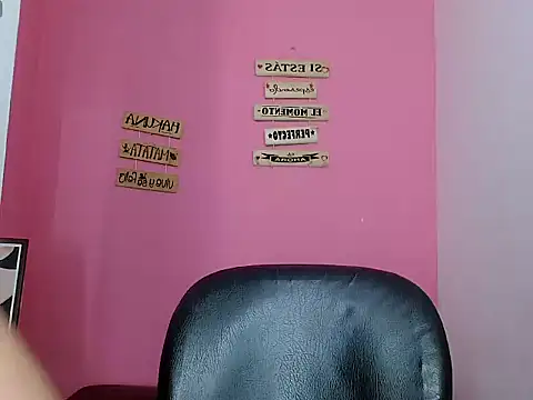 Snapshot of x_isabella_x chatting on 11/15/25, 08:24 x isabella x online show from 11/15/25, 08:24