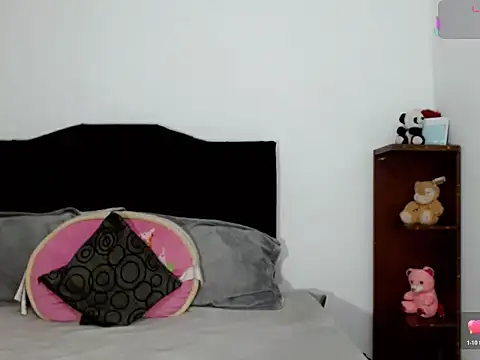 Snapshot of x_isabella_x chatting on 12/05/25, 02:48 x isabella x online show from 12/05/25, 02:48