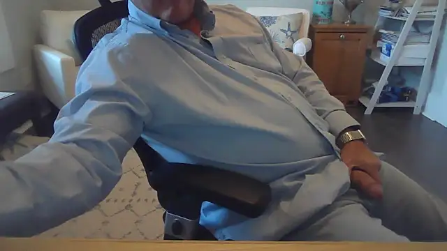 Snapshot of cyclone1212 chatting on 12/16/25, 09:52 cyclone1212 online show from 12/16/25, 09:52