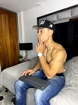 Snapshot of MR_MUSCLE chatting on 09/30/25, 11:38 MR MUSCLE online show from 09/30/25, 11:38