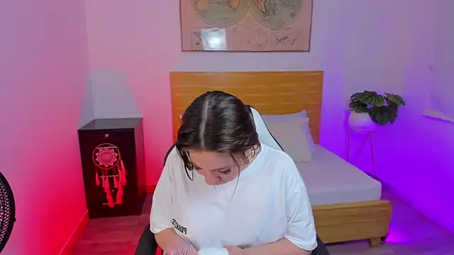 Snapshot of kitty_sweeety_ chatting on 12/20/25, 12:30 kitty sweeety online show from 12/20/25, 12:30