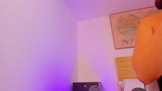 Snapshot of kitty_sweeety_ chatting on 10/25/25, 12:39 kitty sweeety online show from 10/25/25, 12:39