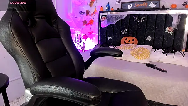 SwettRenata  online show from 10/27/25, 12:28