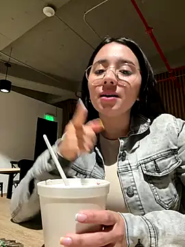 Michelle Zoe online show from 11/26/25, 02:22