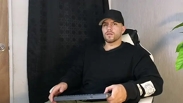 Snapshot of Ades_Lowe chatting on 10/07/25, 11:55 Ades Lowe online show from 10/07/25, 11:55