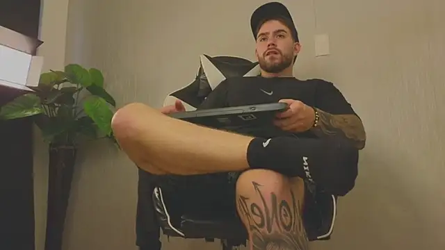 Snapshot of Ades_Lowe chatting on 10/29/25, 12:04 Ades Lowe online show from 10/29/25, 12:04