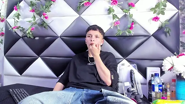 Snapshot of Megan_Thompson_ chatting on 12/03/25, 02:34 Megan Thompson online show from 12/03/25, 02:34