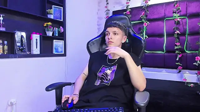 Snapshot of Megan_Thompson_ chatting on 11/21/25, 02:32 Megan Thompson online show from 11/21/25, 02:32