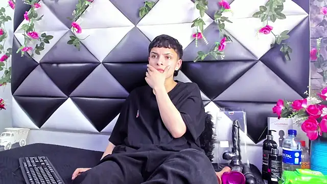 Snapshot of Megan_Thompson_ chatting on 10/31/25, 02:30 Megan Thompson online show from 10/31/25, 02:30