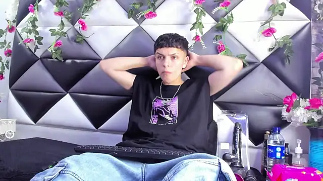 Snapshot of Megan_Thompson_ chatting on 12/17/25, 02:05 Megan Thompson online show from 12/17/25, 02:05