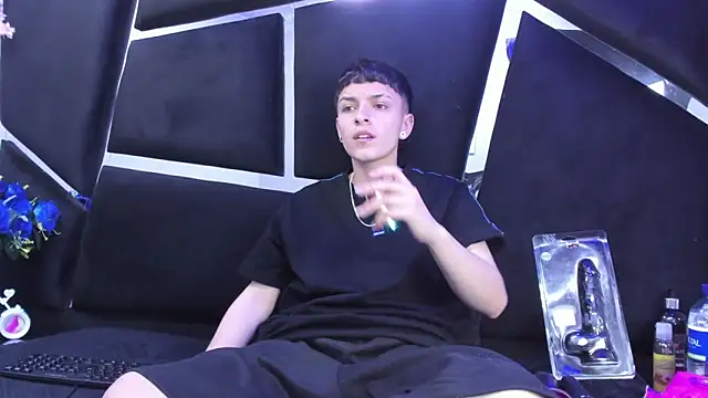 Snapshot of Megan_Thompson_ chatting on 12/18/25, 02:16 Megan Thompson online show from 12/18/25, 02:16