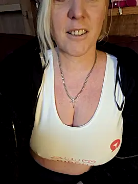 Snapshot of Bouncy-Bella28X chatting on 11/26/25, 08:36 Bouncy-Bella28X online show from 11/26/25, 08:36