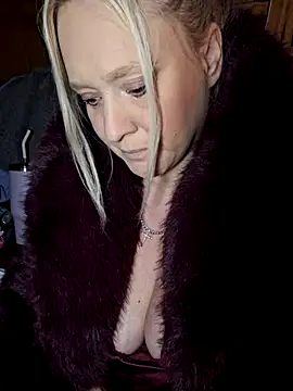 Snapshot of Bouncy-Bella28X chatting on 12/18/25, 02:10 Bouncy-Bella28X online show from 12/18/25, 02:10