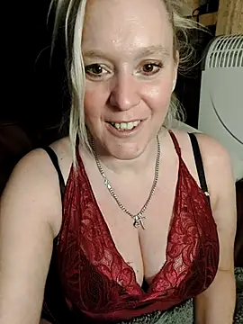 Snapshot of Bouncy-Bella28X chatting on 10/16/25, 07:16 Bouncy-Bella28X online show from 10/16/25, 07:16