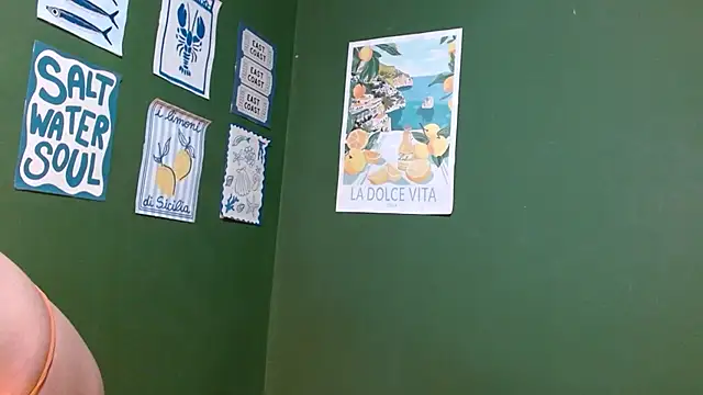 Roxiehood online show from 12/14/25, 01:34