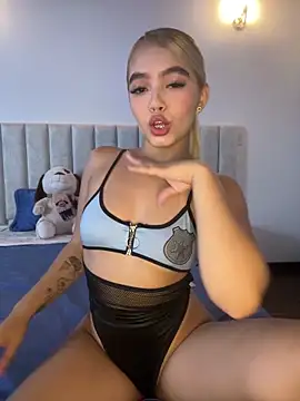 Mia Roswell online show from 12/18/25, 02:38