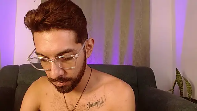 Snapshot of ReyPablo1 chatting on 09/19/25, 11:42 ReyPablo1 online show from 09/19/25, 11:42