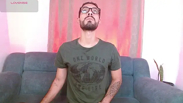 Snapshot of ReyPablo1 chatting on 10/10/25, 08:42 ReyPablo1 online show from 10/10/25, 08:42