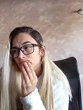 Snapshot of Mariam_Arango chatting on 10/06/25, 09:26 Mariam Arango online show from 10/06/25, 09:26