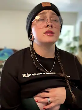 Snapshot of Alix_Valentine chatting on 10/29/25, 07:46 Alix Valentine online show from 10/29/25, 07:46