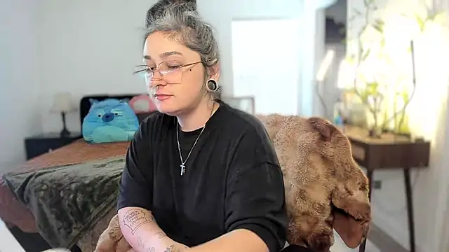 Snapshot of Alix_Valentine chatting on 11/18/25, 04:43 Alix Valentine online show from 11/18/25, 04:43