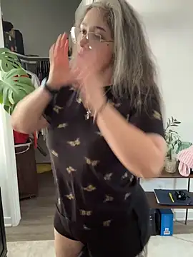 Snapshot of Alix_Valentine chatting on 10/14/25, 04:18 Alix Valentine online show from 10/14/25, 04:18