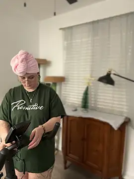 Snapshot of Alix_Valentine chatting on 12/13/25, 08:04 Alix Valentine online show from 12/13/25, 08:04