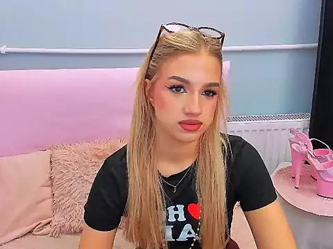 EvetteRose online show from 12/20/25, 03:37