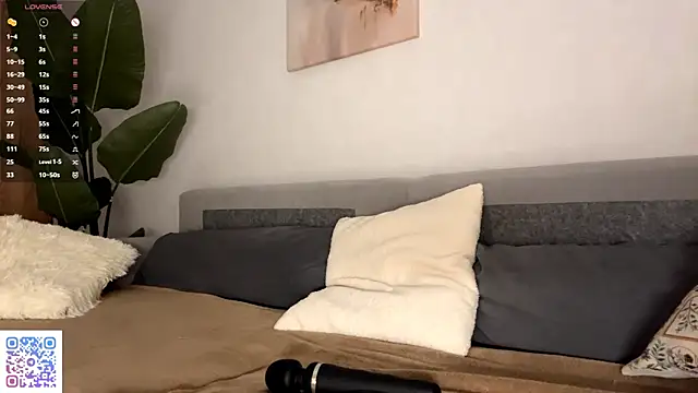 Snapshot of PetulaGunton chatting on 03/27/26, 06:31 PetulaGunton online show from 03/27/26, 06:31