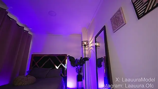 laauuraa1 online show from 10/17/25, 04:42