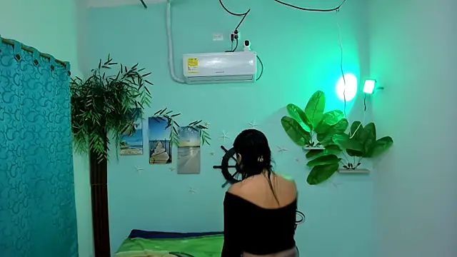 Snapshot of eladyrous98 chatting on 10/10/25, 01:01 eladyrous98 online show from 10/10/25, 01:01