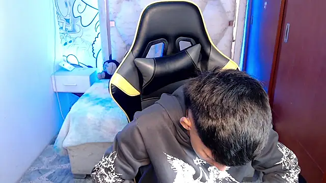Snapshot of yiisu_ chatting on 10/18/25, 12:18 yiisu  online show from 10/18/25, 12:18