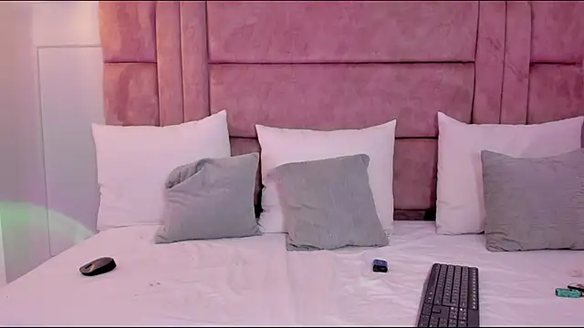 Snapshot of cloe_bunnny chatting on 10/29/25, 06:23 cloe bunnny online show from 10/29/25, 06:23