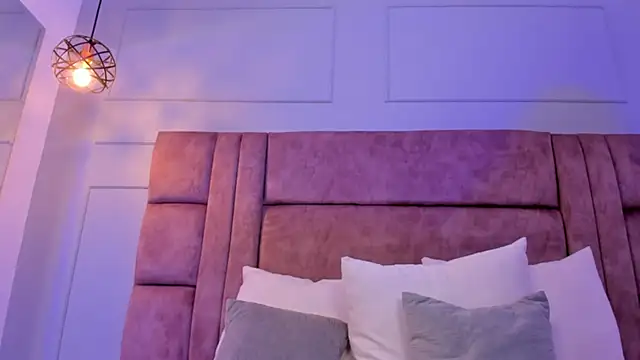 Snapshot of cloe_bunnny chatting on 10/12/25, 04:36 cloe bunnny online show from 10/12/25, 04:36