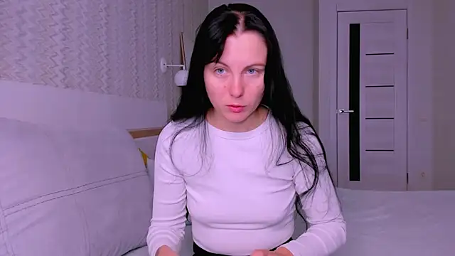 Snapshot of Elle_Pearl_ chatting on 10/17/25, 06:17 Elle Pearl online show from 10/17/25, 06:17