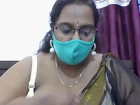 Snapshot of Reena-gowda chatting on 09/23/25, 12:45 Reena-gowda online show from 09/23/25, 12:45