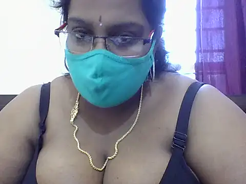 Snapshot of Reena-gowda chatting on 09/26/25, 07:15 Reena-gowda online show from 09/26/25, 07:15