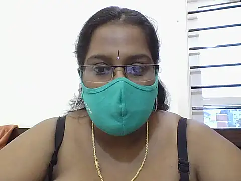 Snapshot of Reena-gowda chatting on 09/27/25, 01:01 Reena-gowda online show from 09/27/25, 01:01