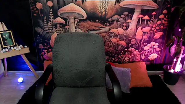 LunaBunny8 online show from 10/23/25, 01:04